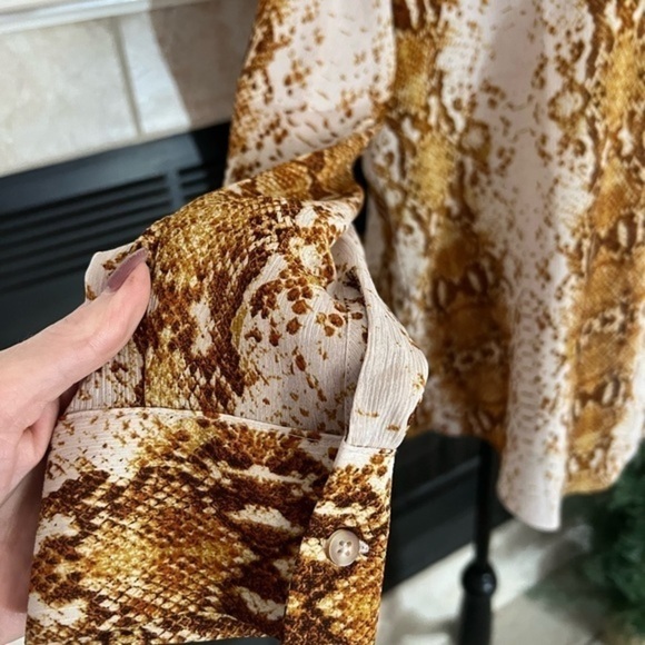 Rachel Zoe Button Down Snake Skin Pattern Top - Picture 3 of 12